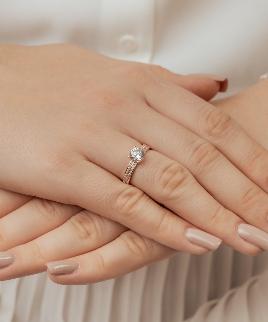 Kuldsõrmus tsirkoonidega