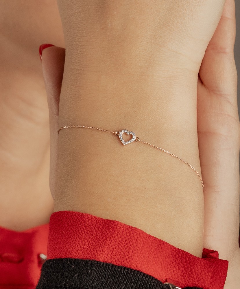 Kuldne käevõru teemantidega "süda"