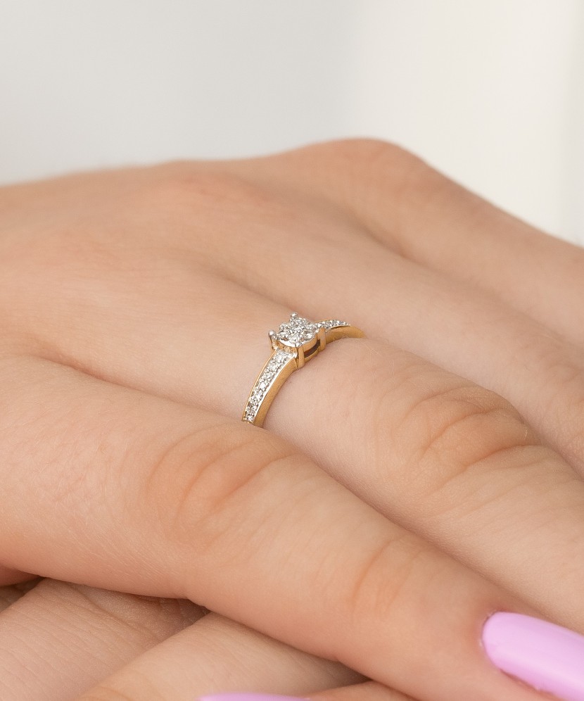 Kullast sõrmus teemantidega