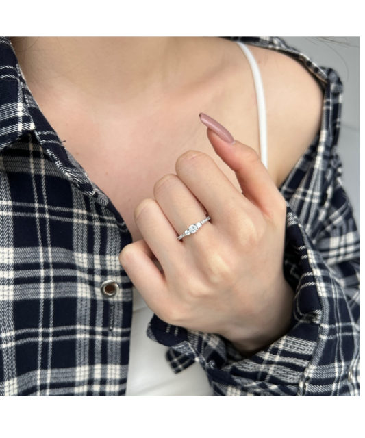 Hõbesõrmus tsirkoonidega