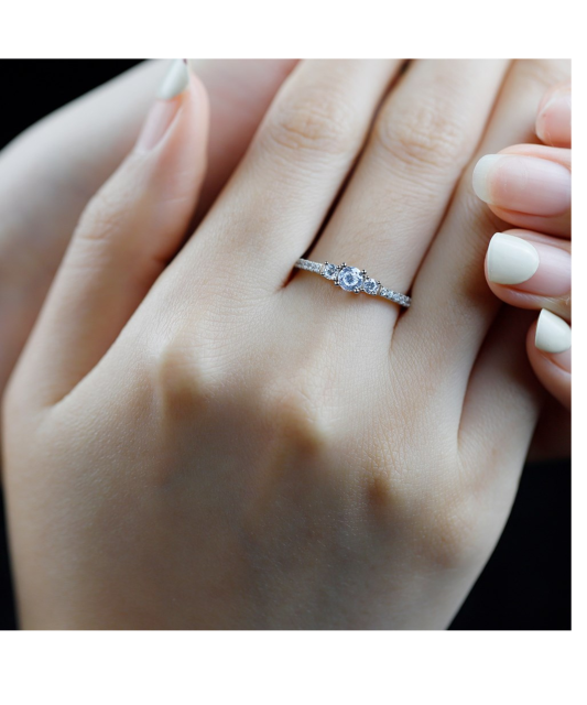 Hõbesõrmus tsirkoonidega