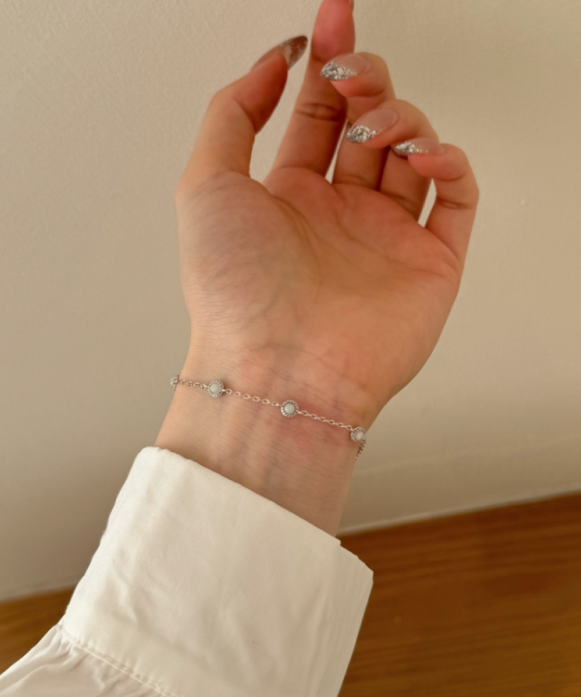 Hõbedane opaaliga käevõru