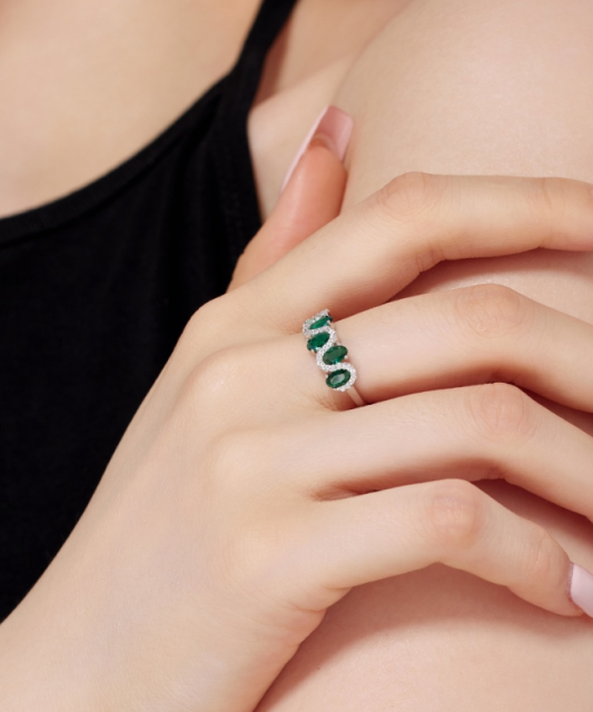 Hõbesõrmus tsirkoonidega