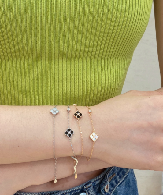 Hõbedane käevõru tsirkooniga ja pärlmutter