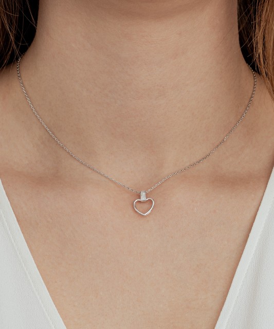 Valgest kullast ripats teemantidega "Süda"