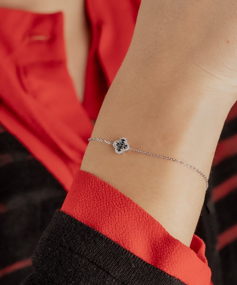 Valgest kullast käevõru teemantide ja Londoni topaasiga