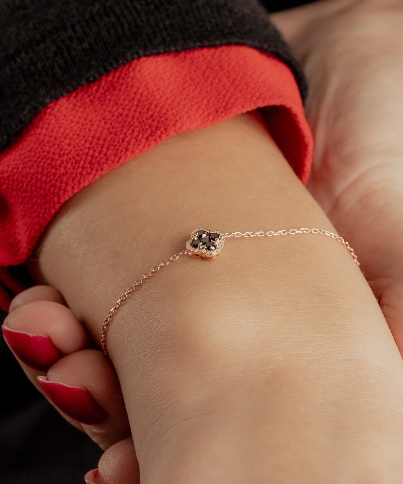 Mustade teemantidega kullast käevõru