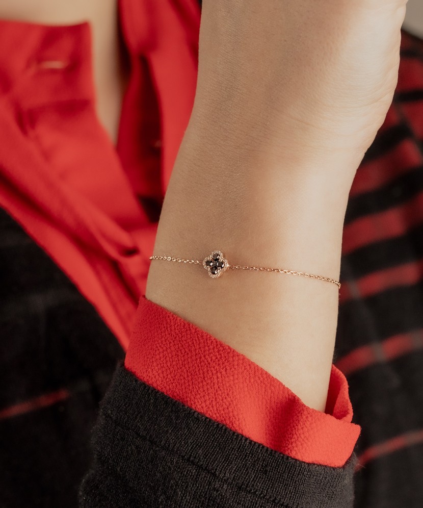 Mustade teemantidega kullast käevõru