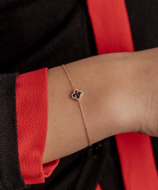 Mustade teemantidega kullast käevõru