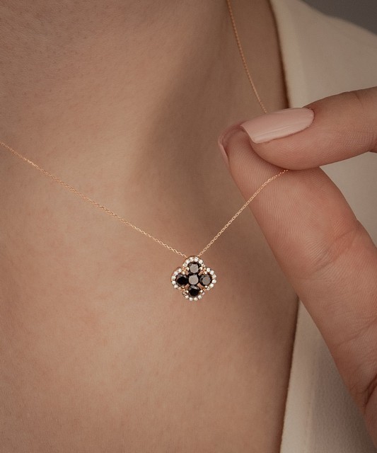 Kuldne kett briljantse ripatsiga