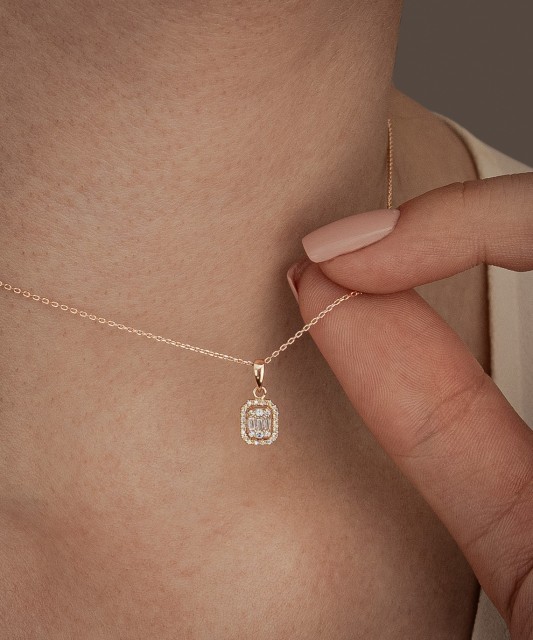 Kuldne kett briljantse ripatsiga