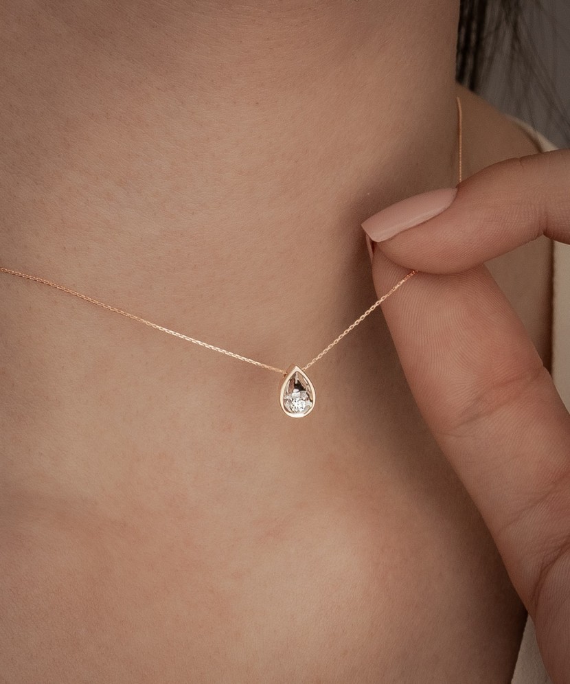 Золотая цепочка с бриллиантовым подвеской