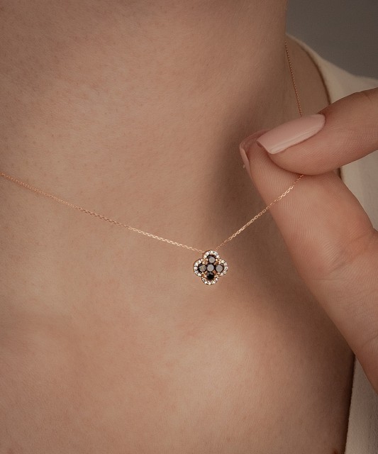 Kuldne kett briljantse ripatsiga