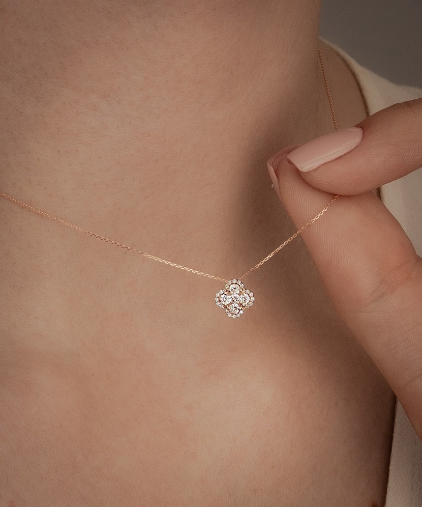 Kuldne kett briljantse ripatsiga