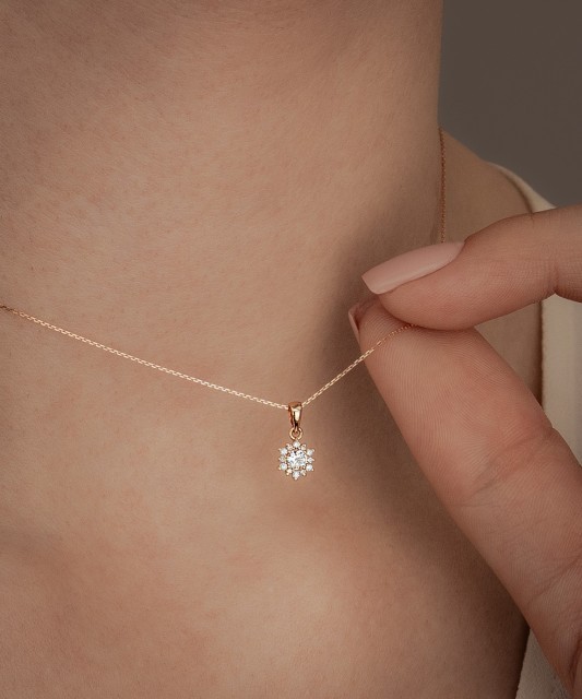 Kuldne kett briljantse ripatsiga