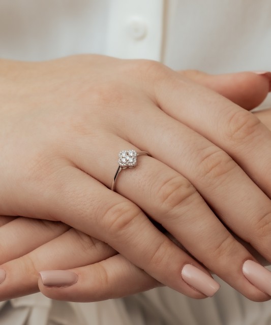 Кольцо из белого золота с бриллиантами