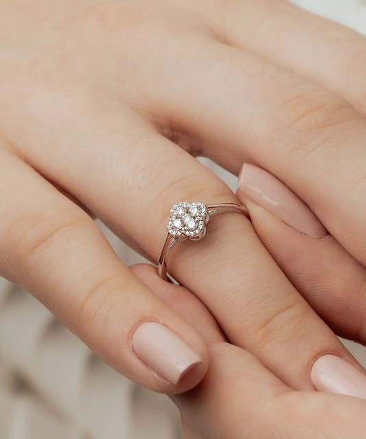 Valgest kullast sõrmus teemantidega