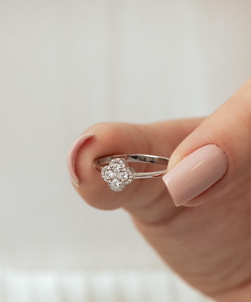 Valgest kullast sõrmus teemantidega