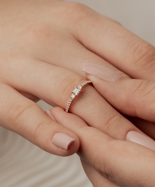 Kuldsõrmus teemantidega