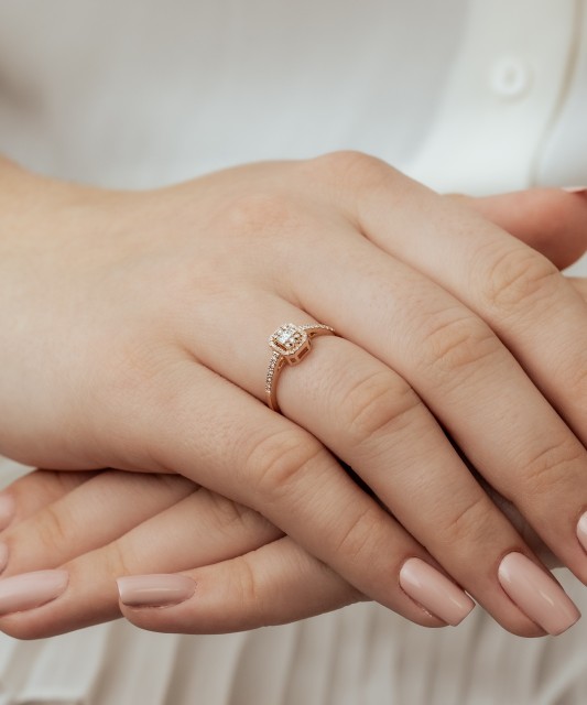 Kuldsõrmus teemantidega