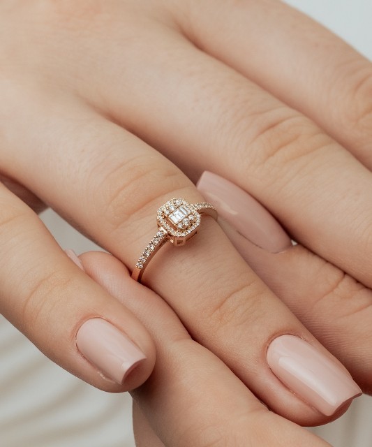 Золотое кольцо с алмазами