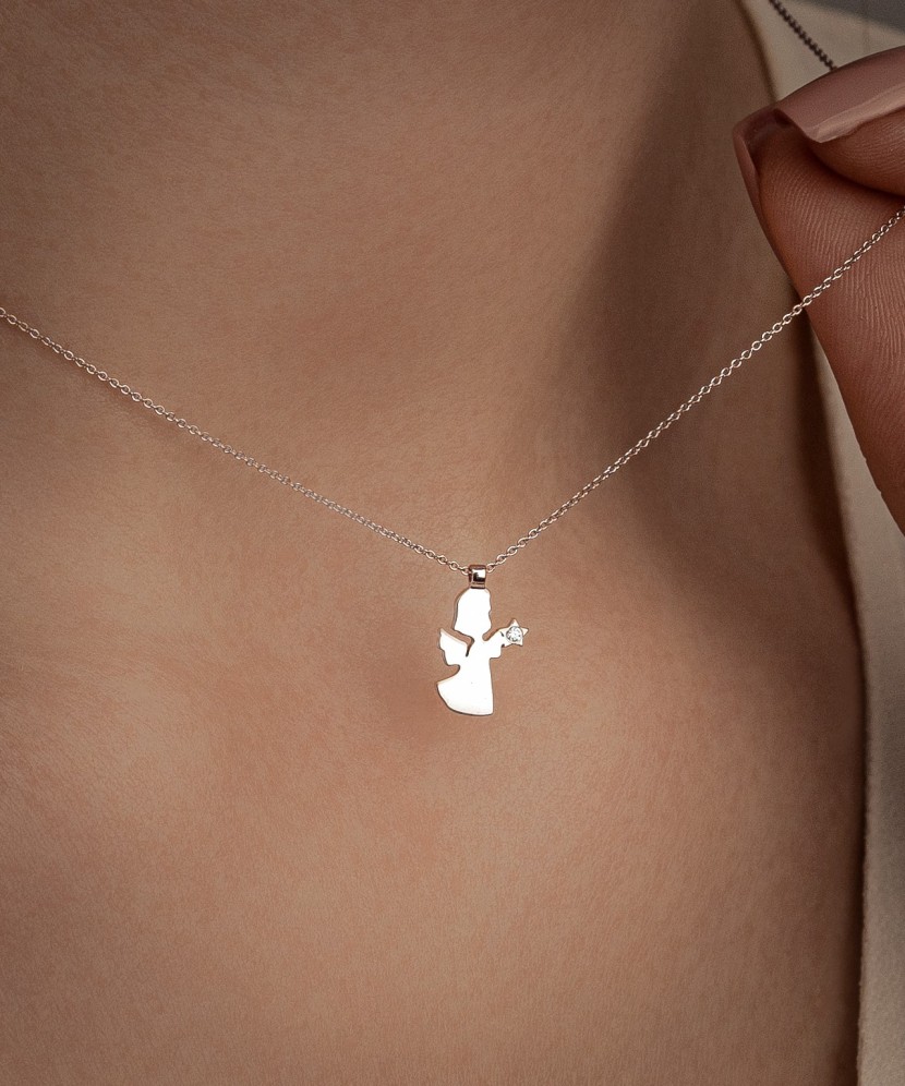 Золотая цепочка с бриллиантовым подвеской