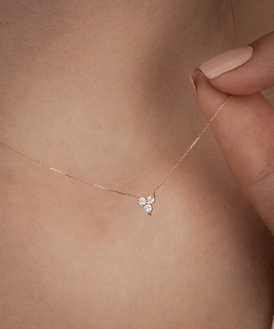 Kuldne kett briljantse ripatsiga