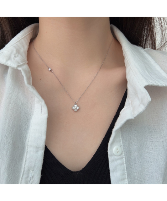 Hõbedast kett tsirkoonide ja pärlmutriga