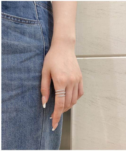 Hõbesõrmus tsirkoonidega