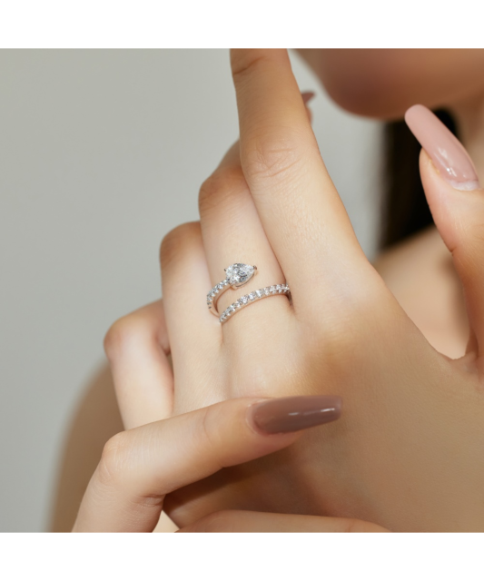 Hõbesõrmus tsirkoonidega