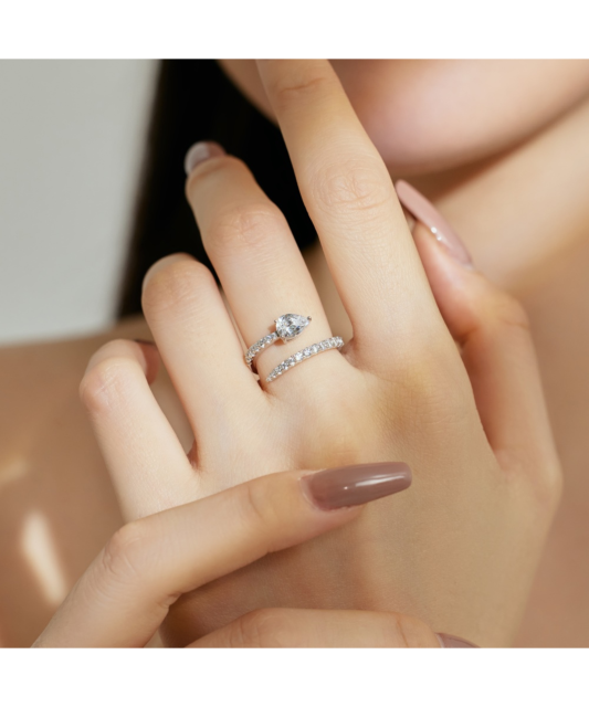 Hõbesõrmus tsirkoonidega