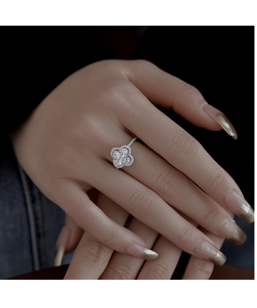 Hõbesõrmus tsirkoonidega