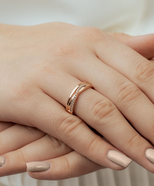 Kuldsõrmus tsirkoonidega