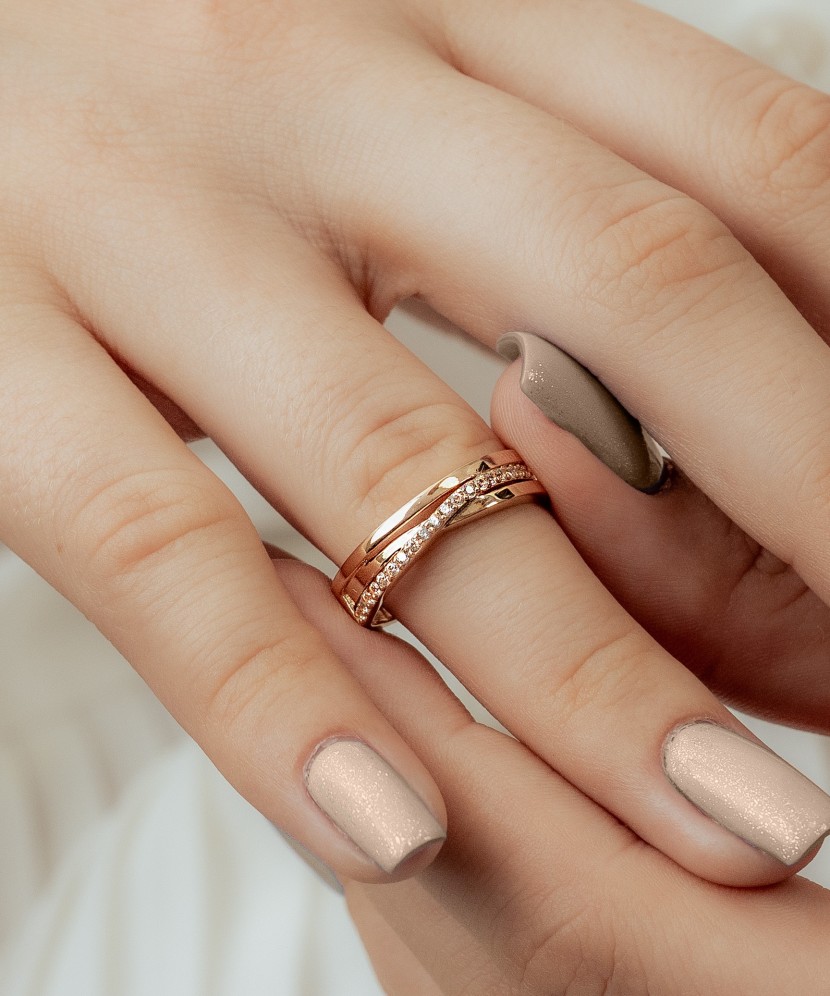 Kuldsõrmus tsirkoonidega