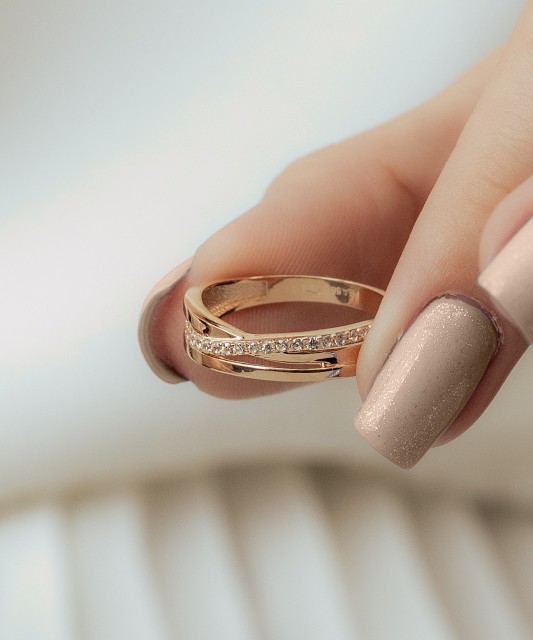 Kuldsõrmus tsirkoonidega