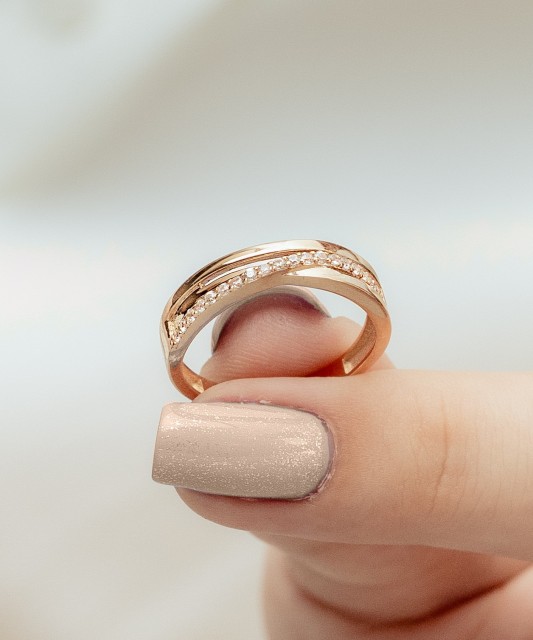 Kuldsõrmus tsirkoonidega