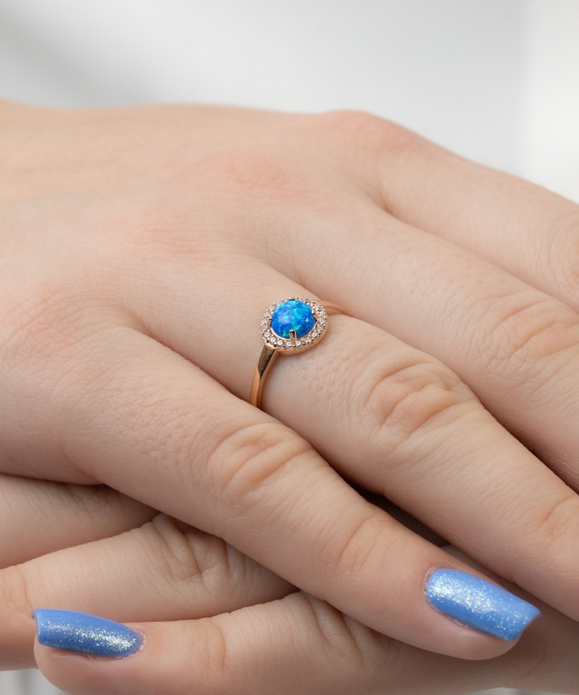 Kuldsõrmus tsirkoonidega tsirkoonidega ja opaal