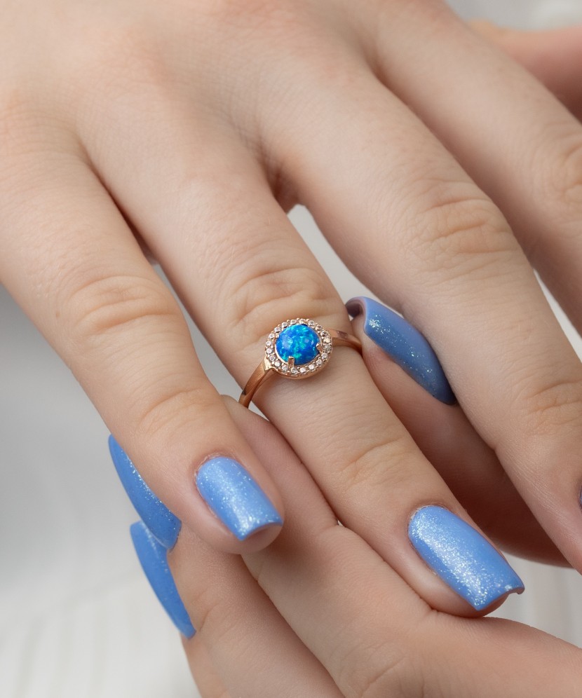 Kuldsõrmus tsirkoonidega tsirkoonidega ja opaal