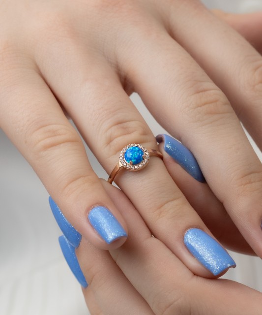 Золотое кольцо с цирконами и опал