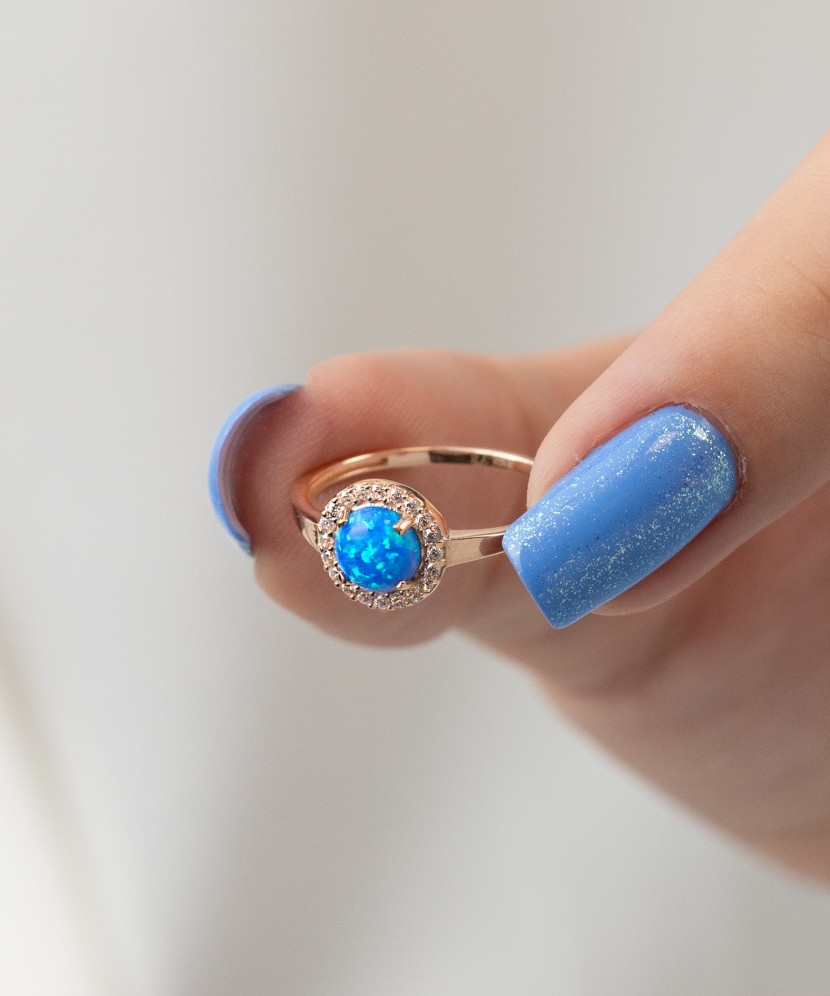 Kuldsõrmus tsirkoonidega tsirkoonidega ja opaal