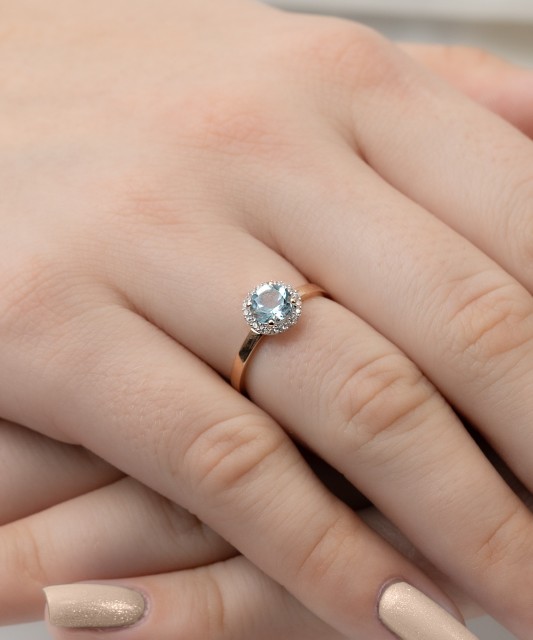 Kuldsõrmus tsirkoonidega