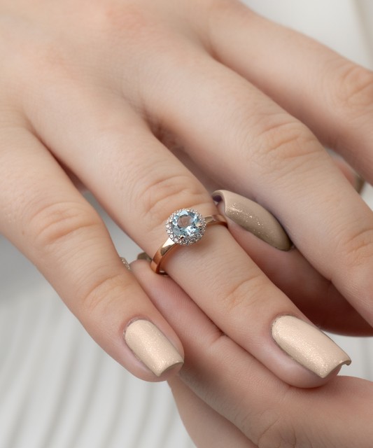 Kuldsõrmus tsirkoonidega