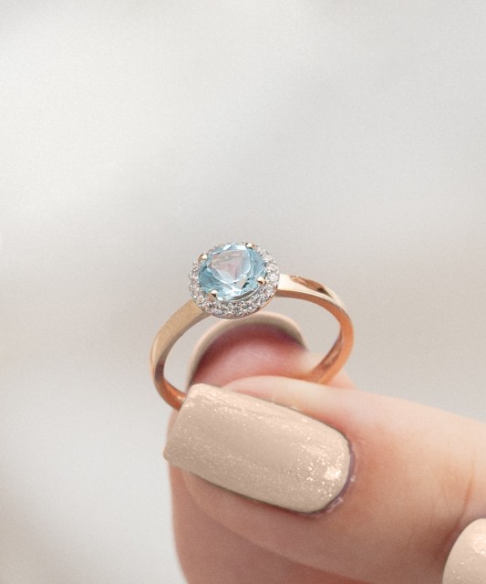 Kuldsõrmus tsirkoonidega