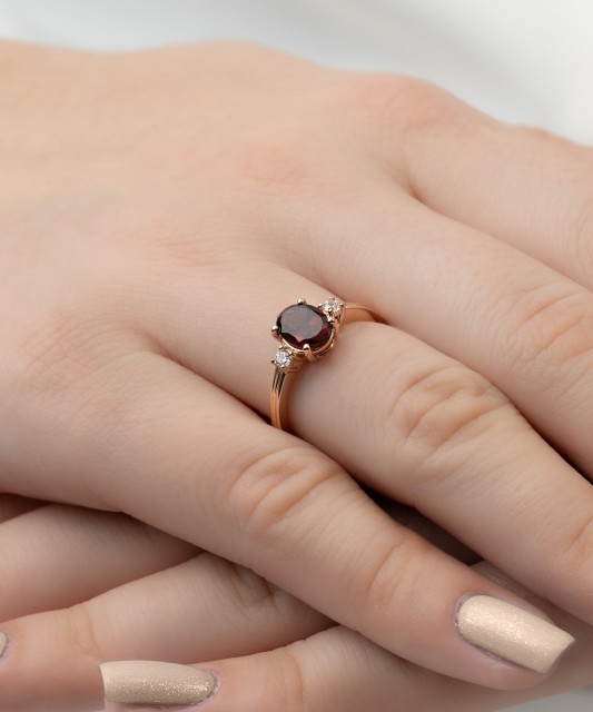 Kuldsõrmus granaadi ja tsirkoonidega