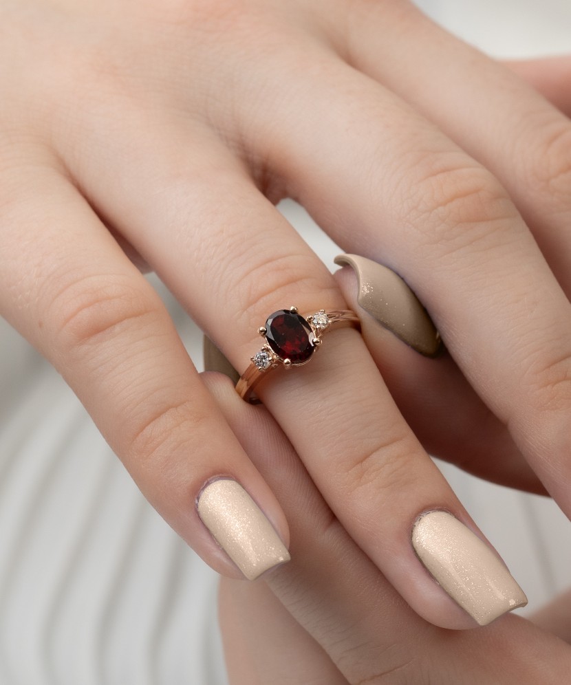 Kuldsõrmus granaadi ja tsirkoonidega