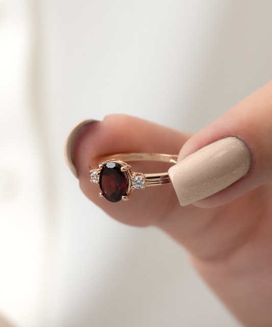 Kuldsõrmus granaadi ja tsirkoonidega