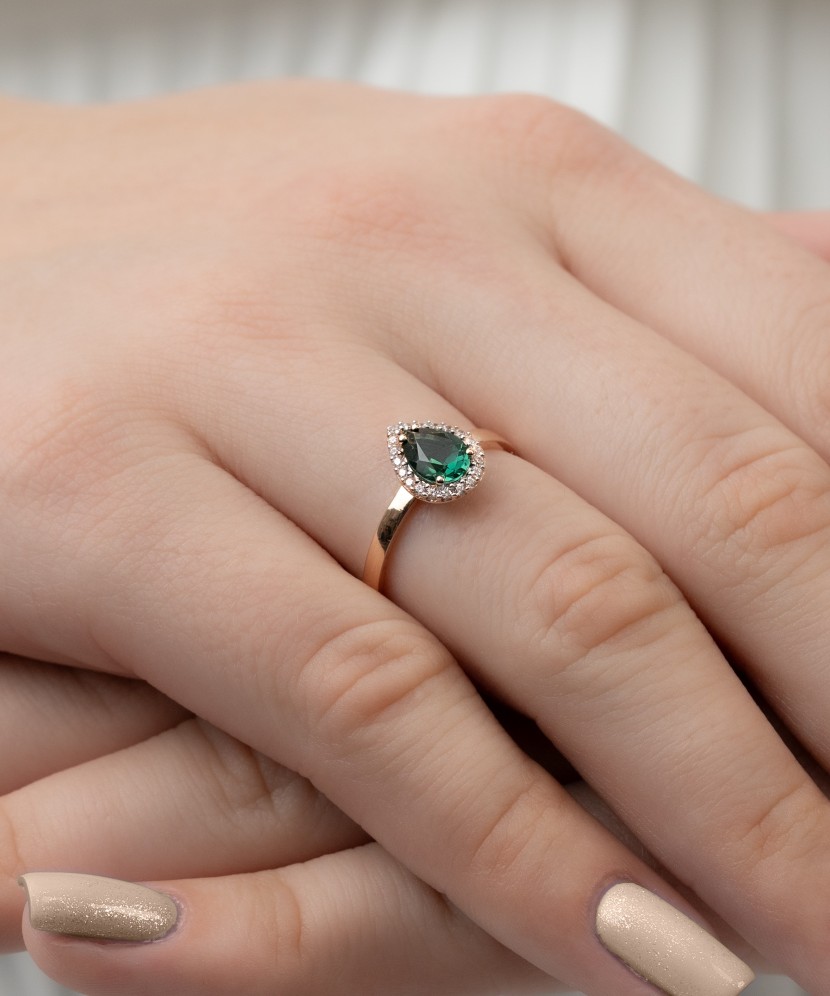 Kuldsõrmus tsirkoonidega