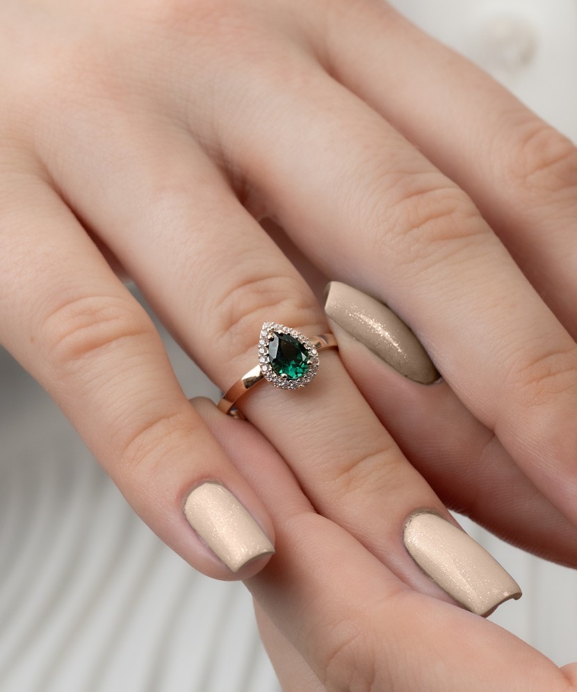 Kuldsõrmus tsirkoonidega