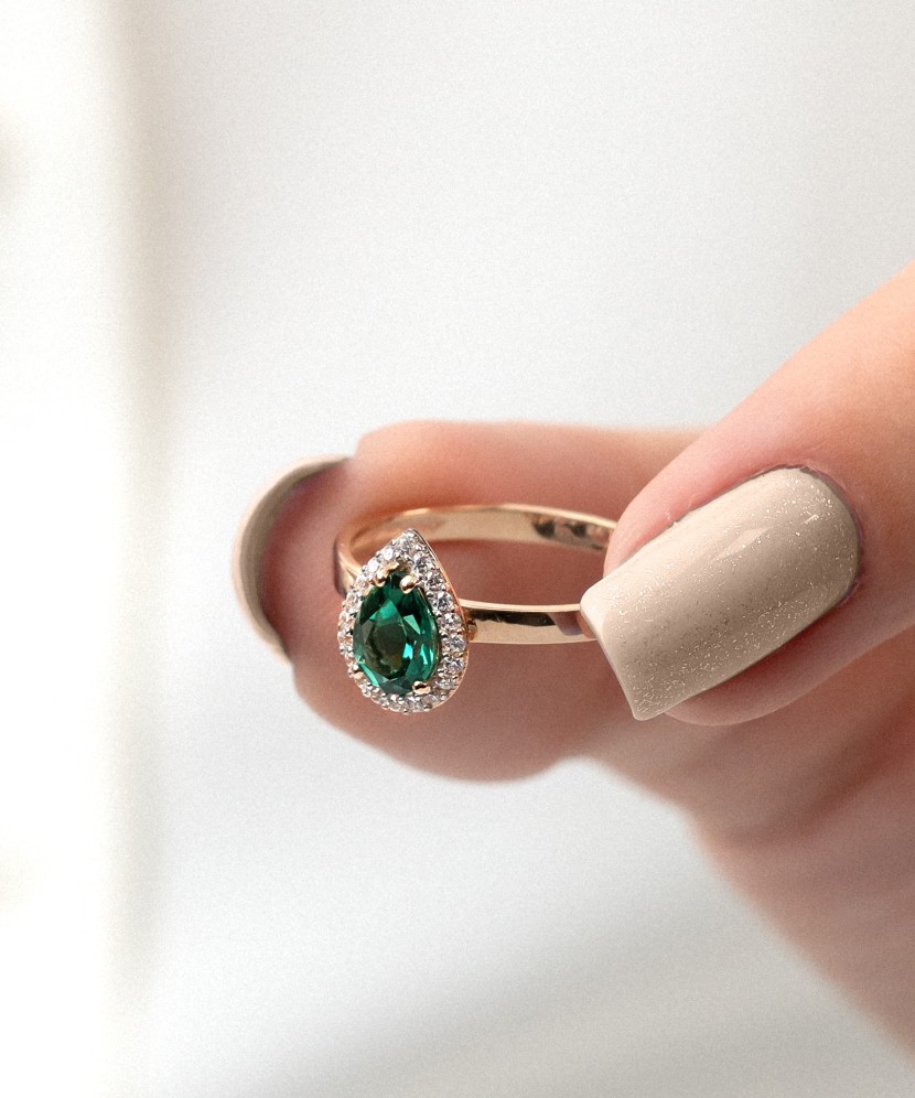 Kuldsõrmus tsirkoonidega