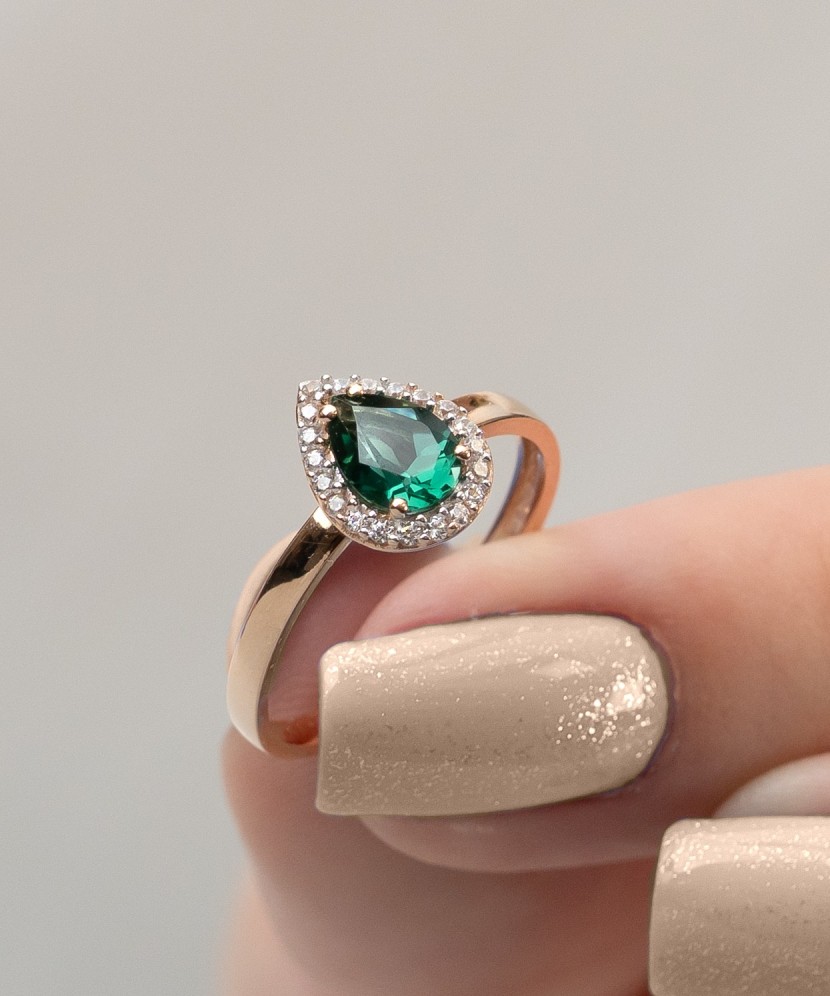 Kuldsõrmus tsirkoonidega